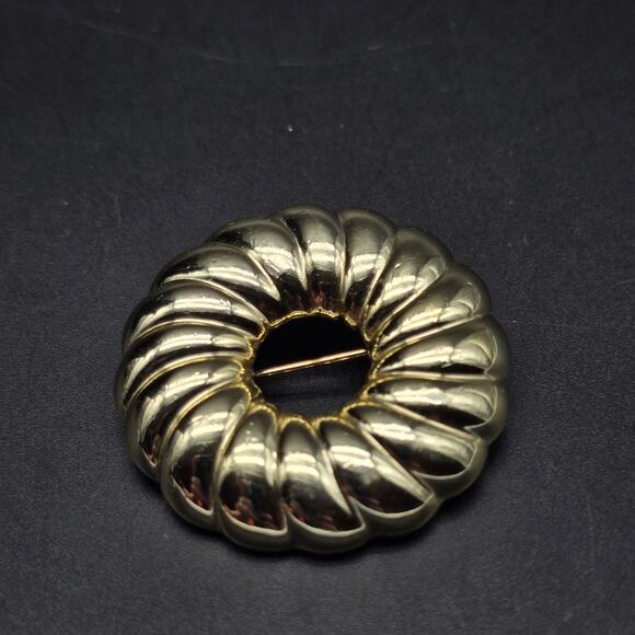 AJC Ribbed Donut Circle Brooch Gold Tone Vintage Jewelry - Picture 8 of 8